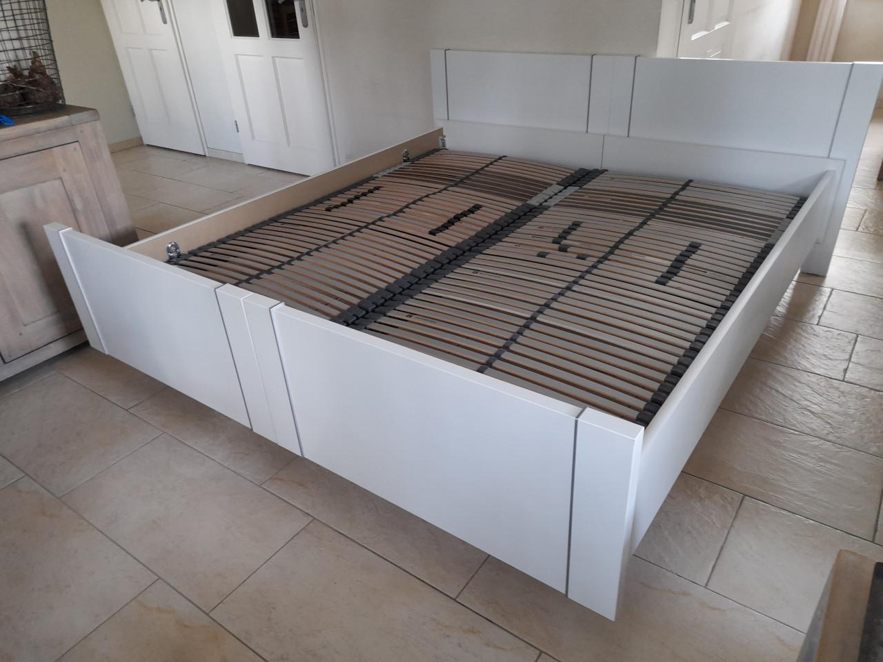 2 persoons deelbaar bed met bossflex lattenbodems 180 x 200 (in goede staat