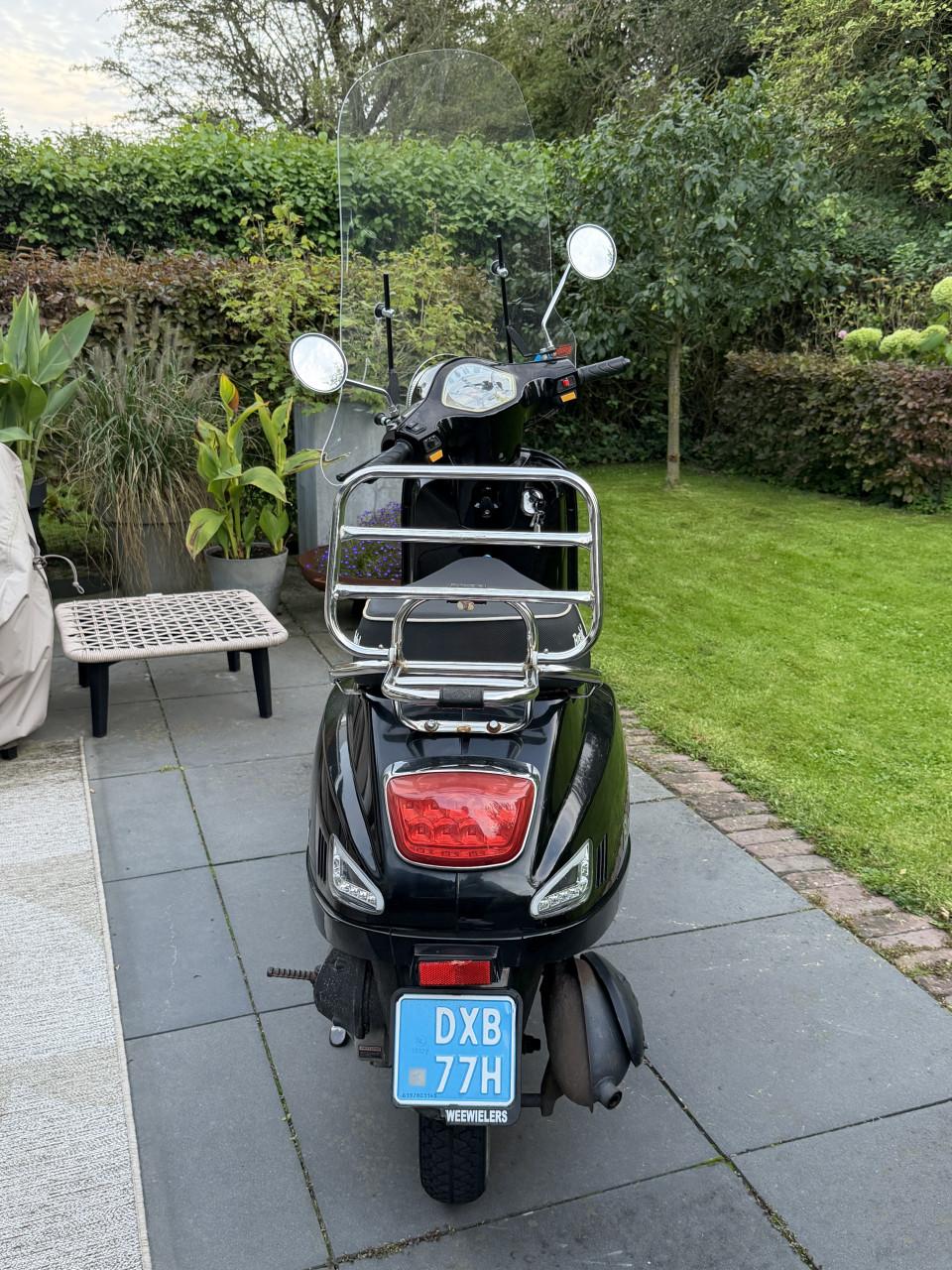Zwarte scooter