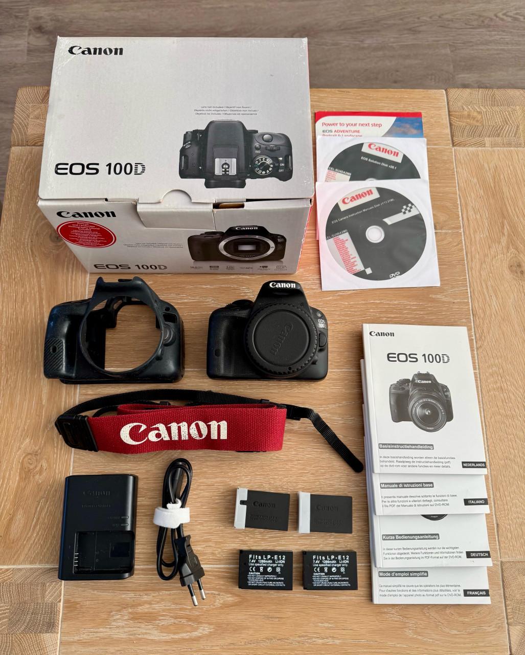 Canon EOS 100D camerabody inclusief lader, 4 accu’s, cover, doos en strap