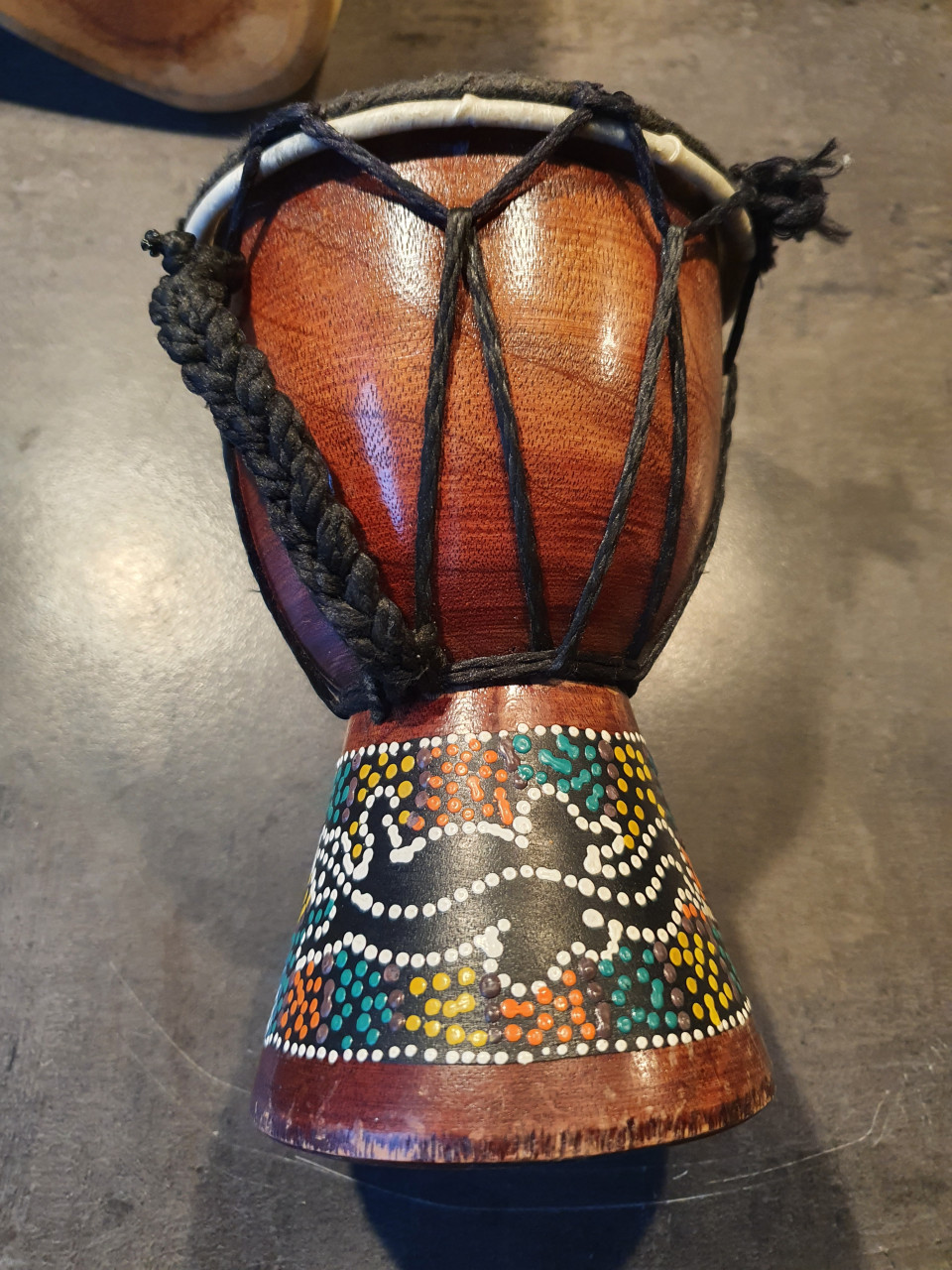 Leuke originele houten djembe afkomst afrika, in mooie staat, handgemaakt..