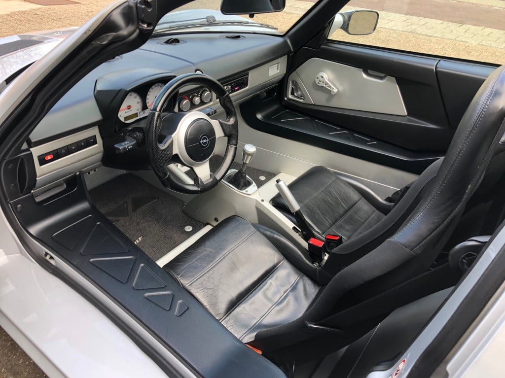 Opel Speedster 2.2-16v perfect onderhouden.