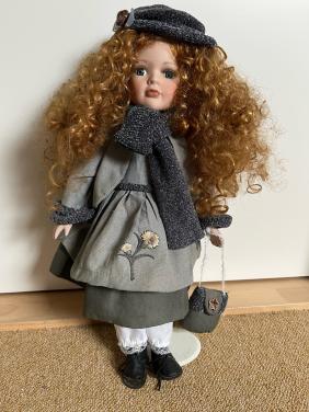 Pop op standaard met porseleinen hoofdje 45cm.