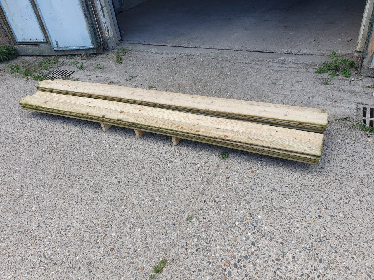 25 planken geïmpregneerd hout van 3 meter lengte.