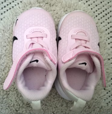 Lichtroze Nike kinderschoentjes
