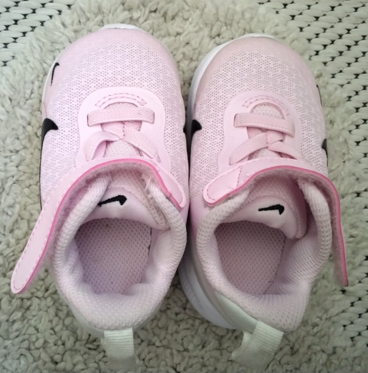 Lichtroze Nike kinderschoentjes