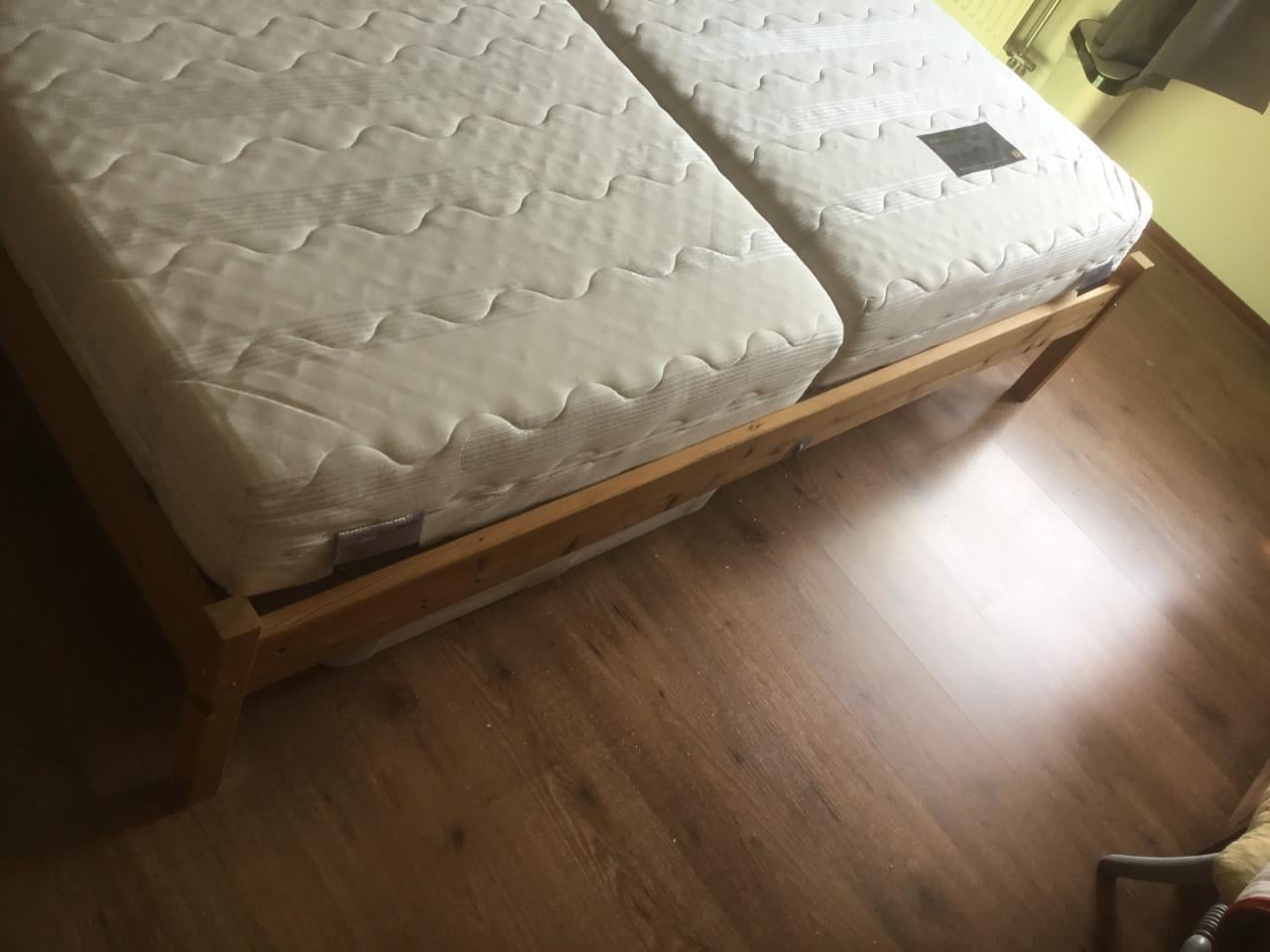 Twee persoons bed aangeboden