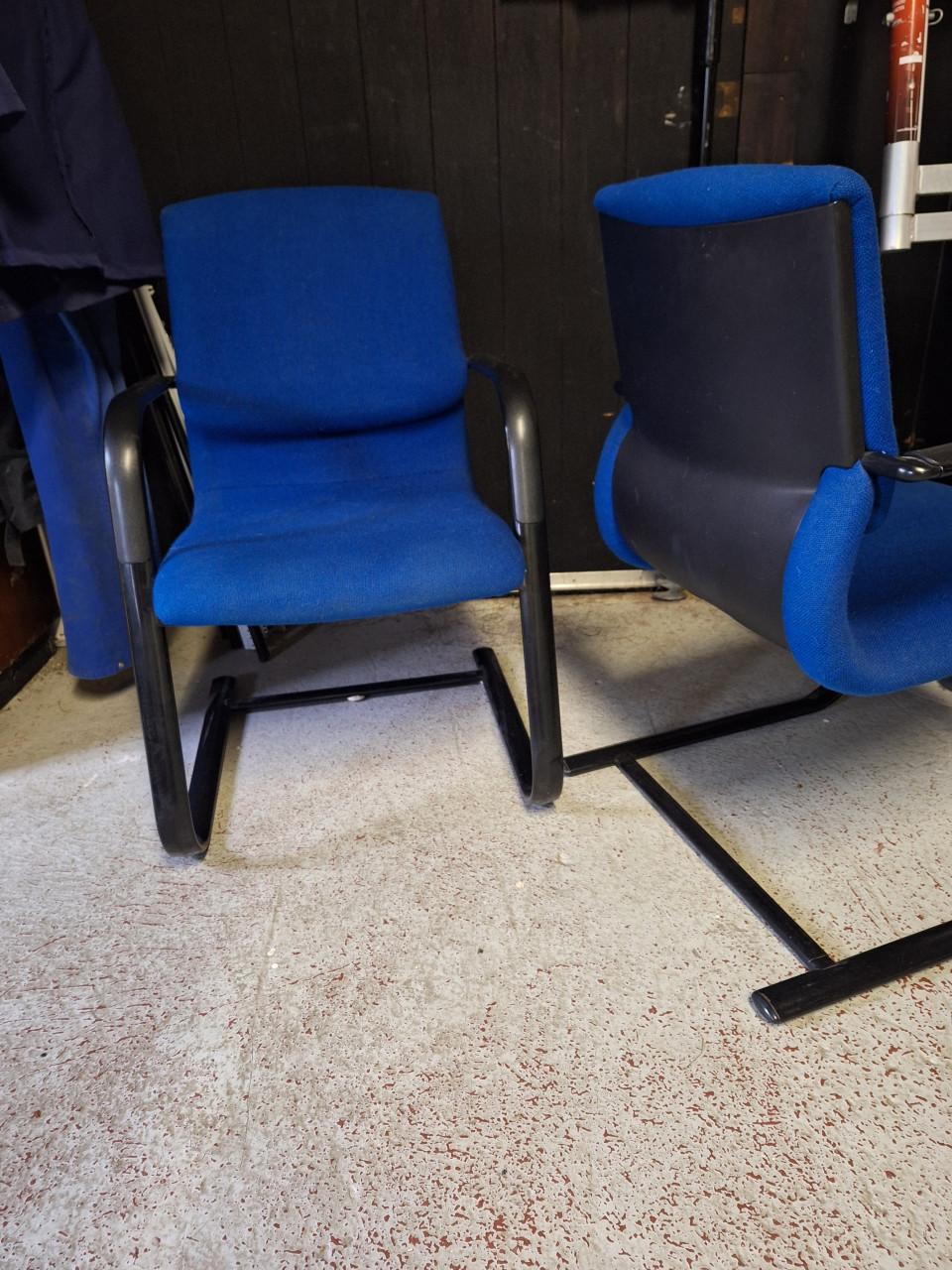 2 x identieke blauwe stoel