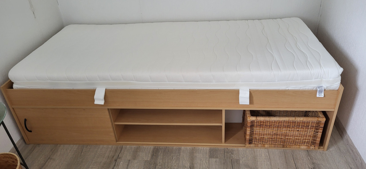 1 persoons bed + nieuwe matras