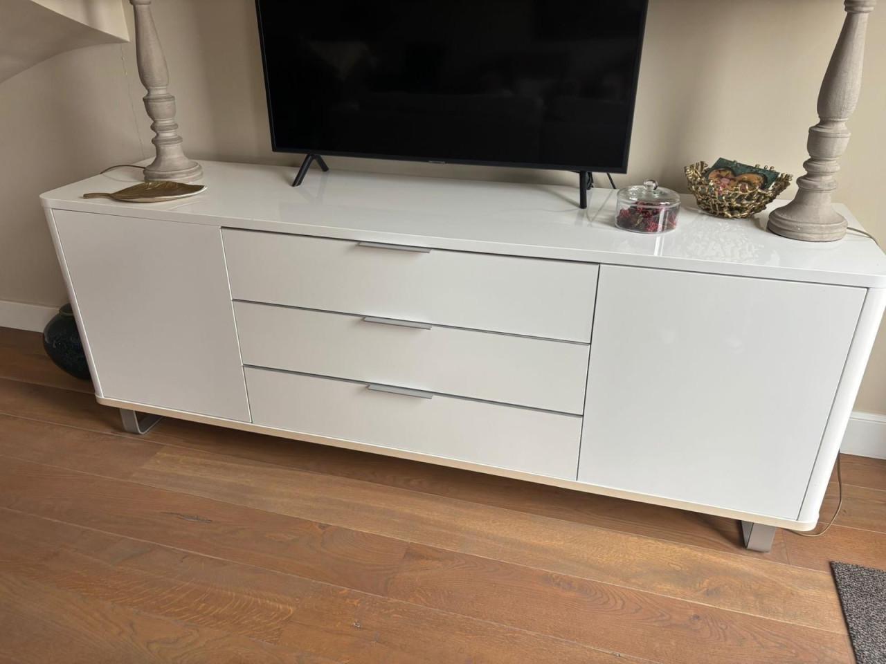 Dressior of TV kast wit gelakt