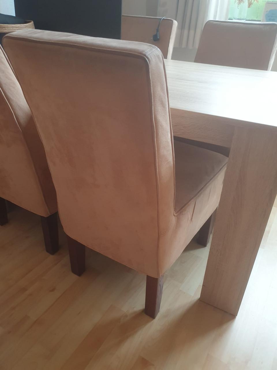 Lichtbruine tafel, 139 x 80cm met 4 stoelen