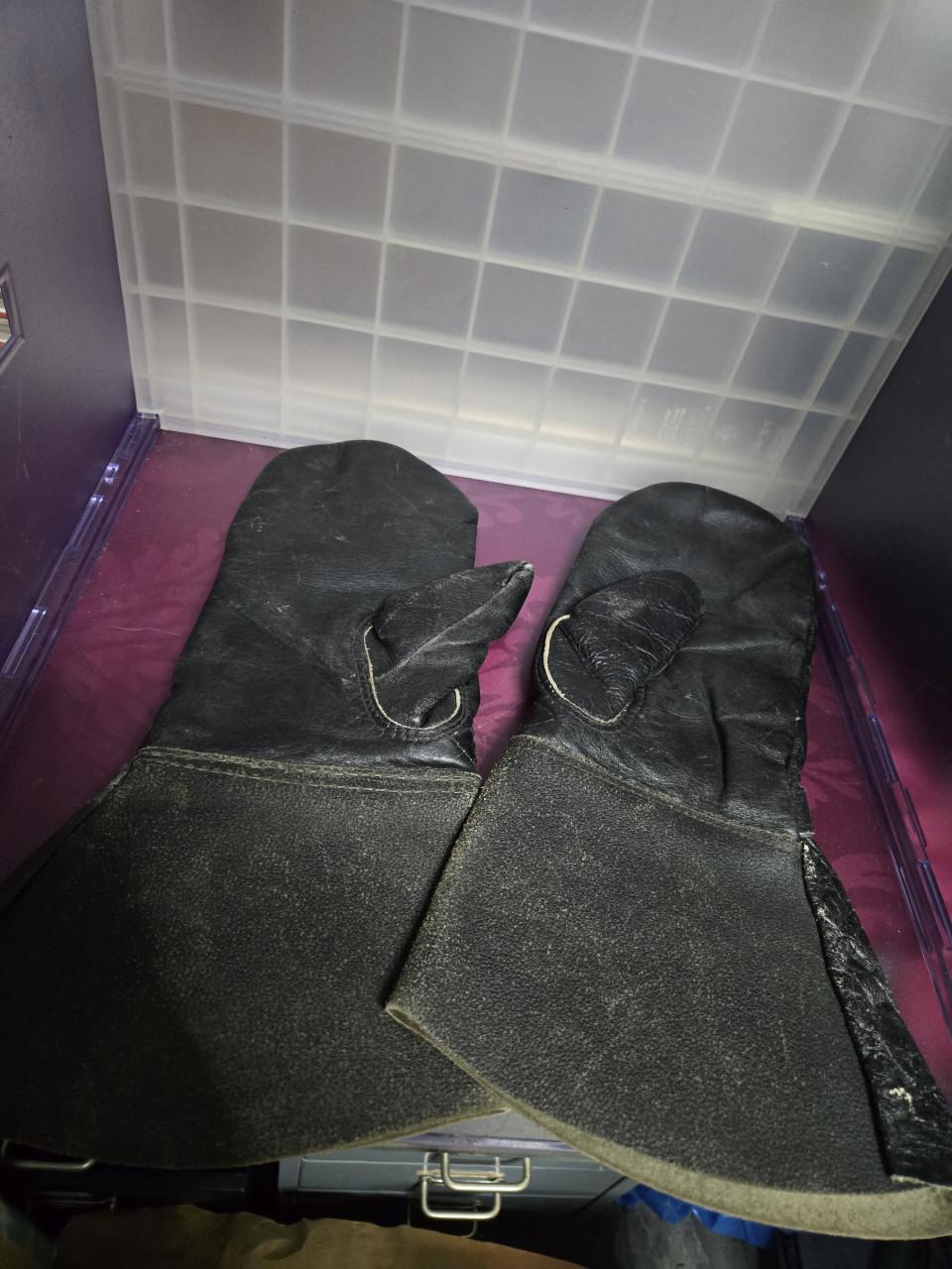 Vintage leren handschoenen of wanten,