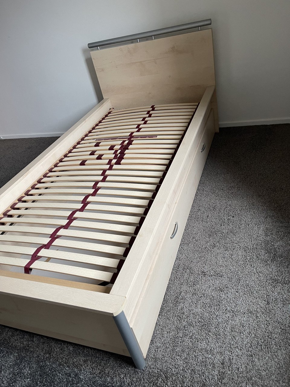 Éénpersoonsbed met grote lade op wieltjes
