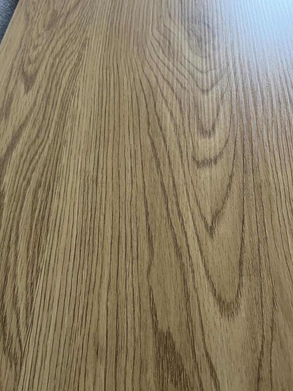 Nieuwe moderne tafel