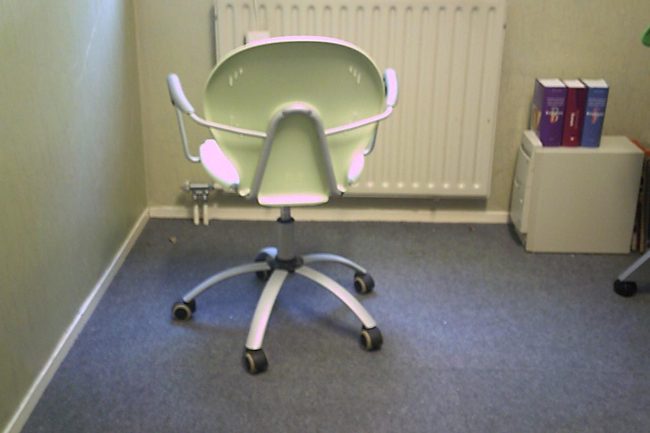 TWEE - - - DESIGN bureaustoelen . . .