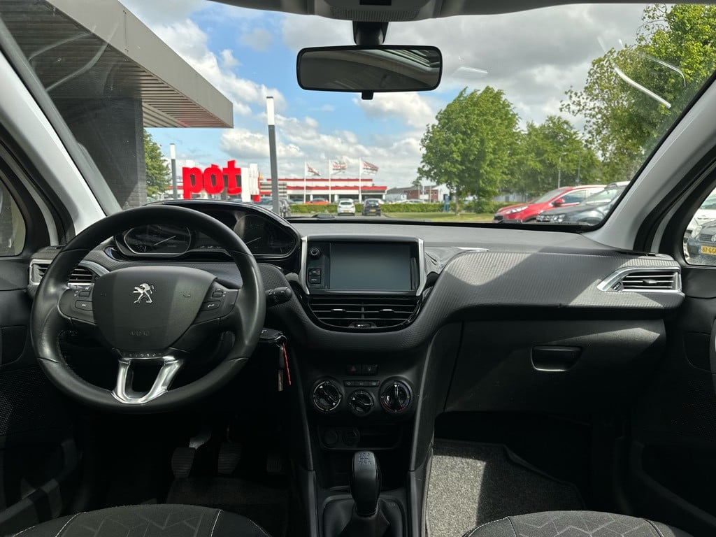 Peugeot 2008 1.2 t blue lion // panoramadak // apple carplay //