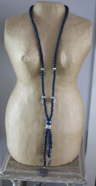 Blauwe houten ketting met bedels