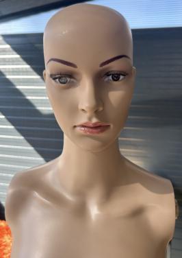 Etalage pop dames model 1.74 cm.