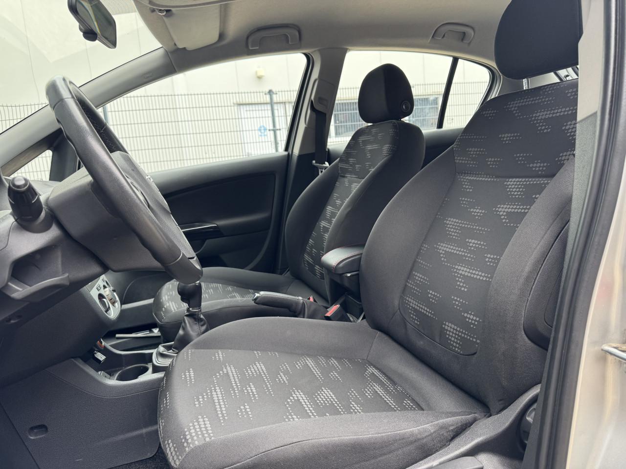 Opel Corsa 1.4 16V Edition 5DRS 2011 Zilver Airco Apk Cruise
