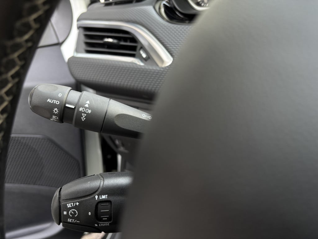 Peugeot 2008 allure 1.2-111pk/panoramadak/trekhaak