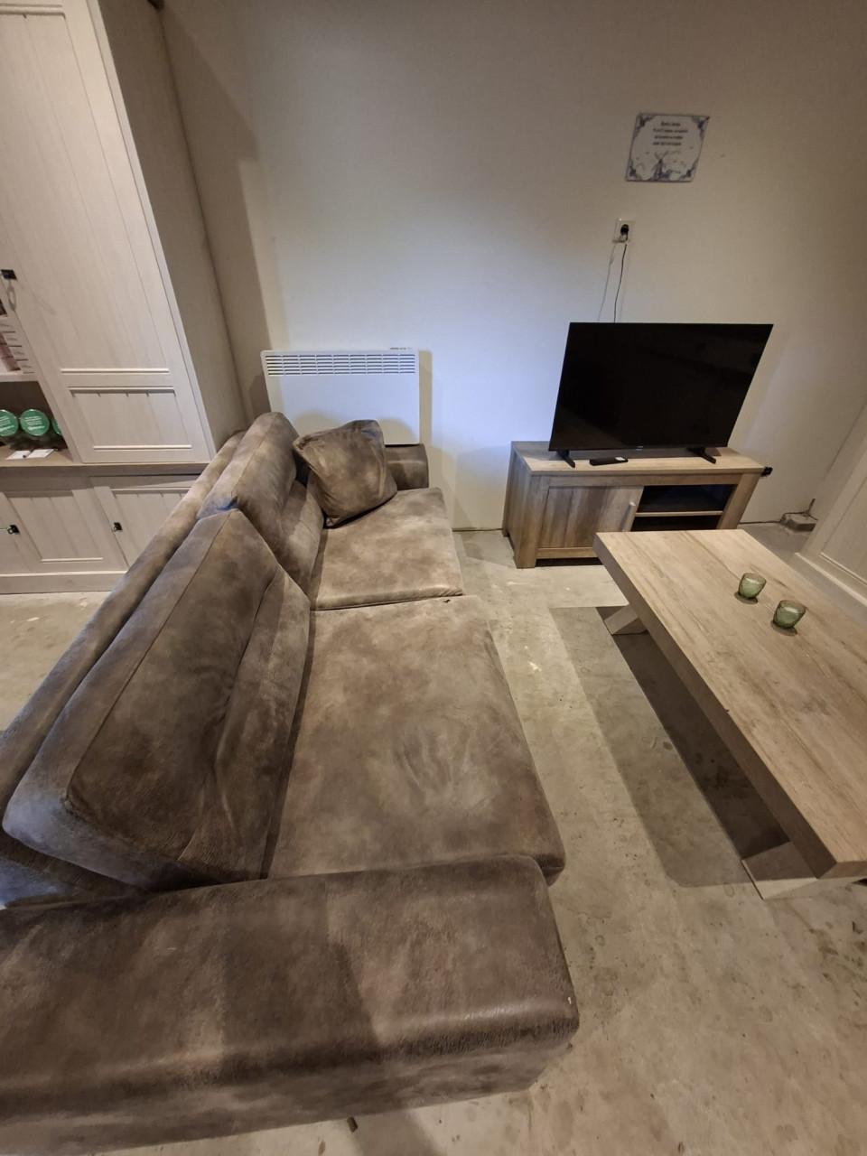 Complete woonkamerset; banken, tafel, stoelen, kasten