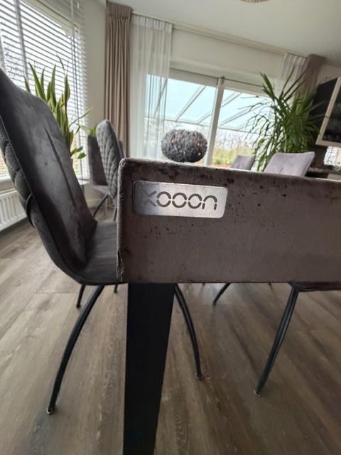 Eetkamertafel met 6 stoelen