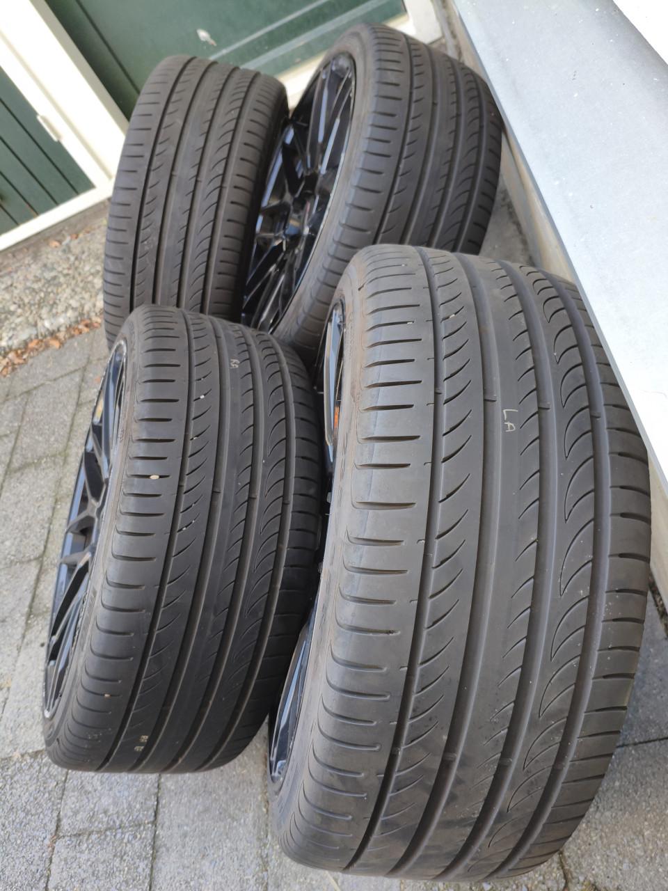 19 inch Motec velgen met banden 5x114.3