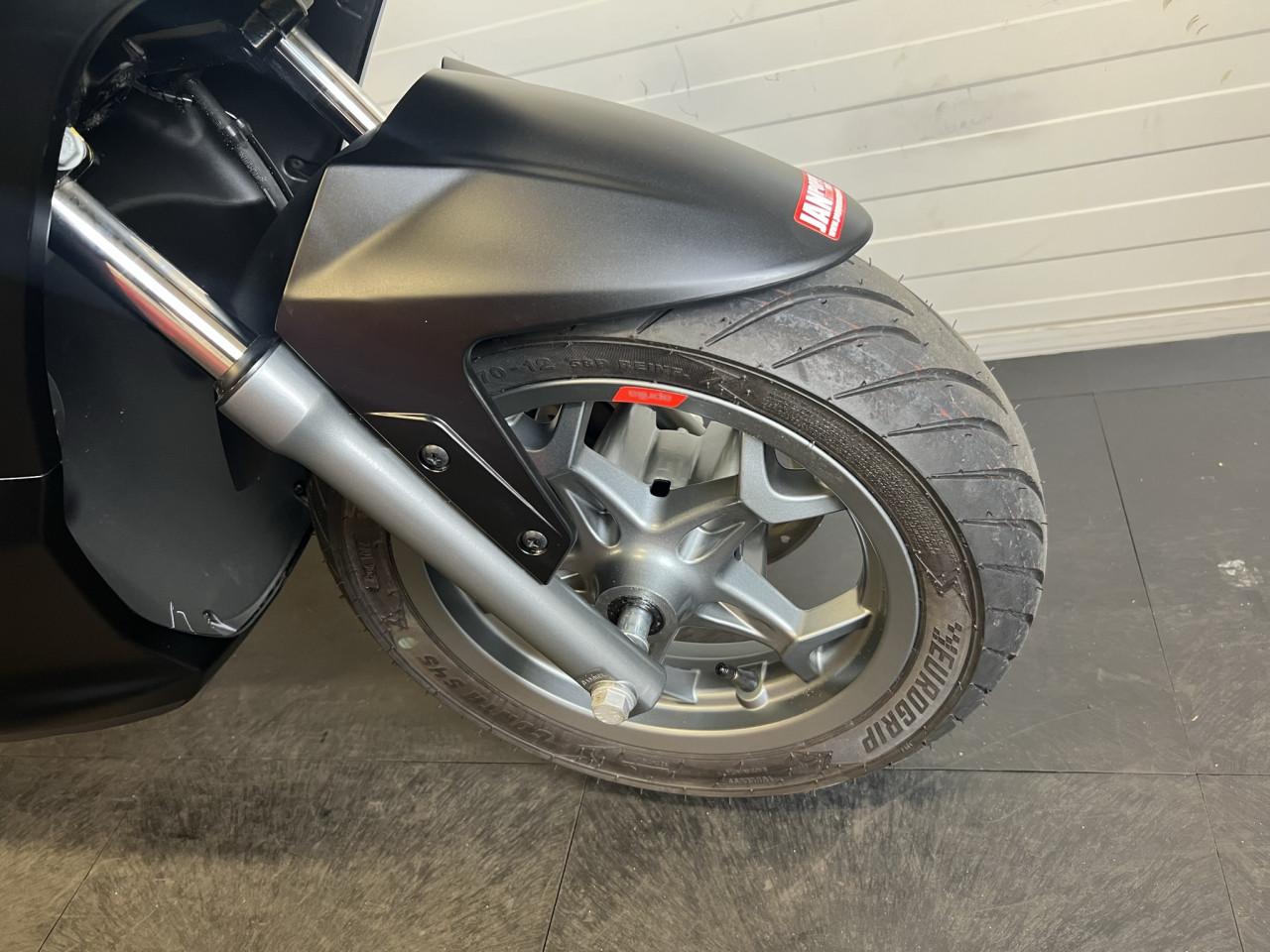 Aprilia SXR 50 mat zwart nu uit voorraad leverbaar!