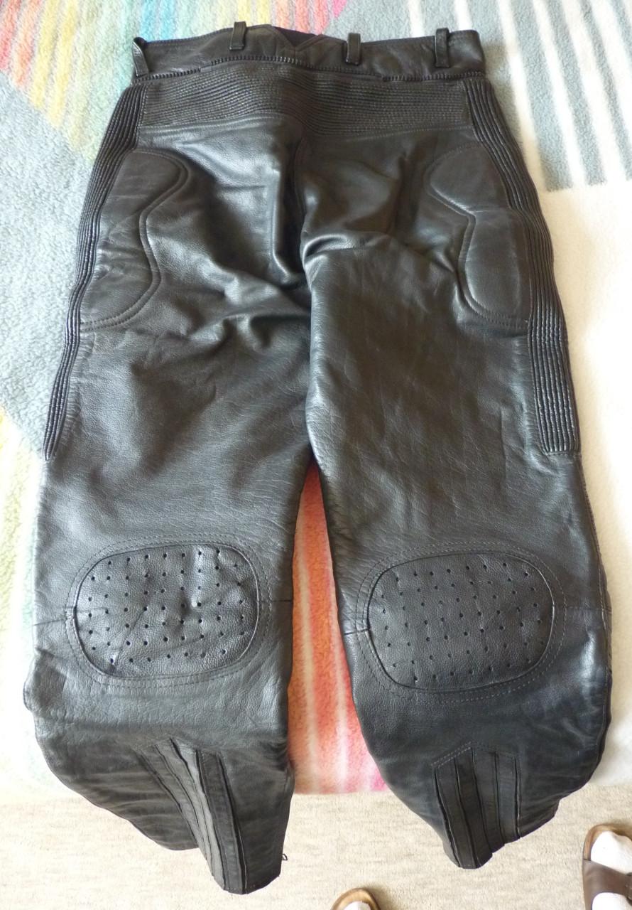 Nagenoeg nieuwe motorlaarzen maat 45 JG.Wolves en Leren motorbroeken.