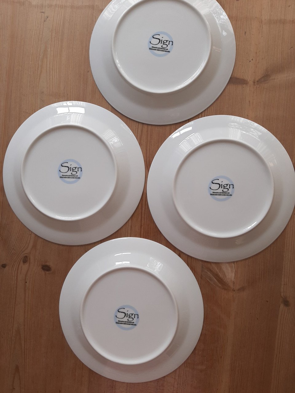 4 SIGN - DINERBORDEN - DIAMETER 26,5 CM - PORSELEIN