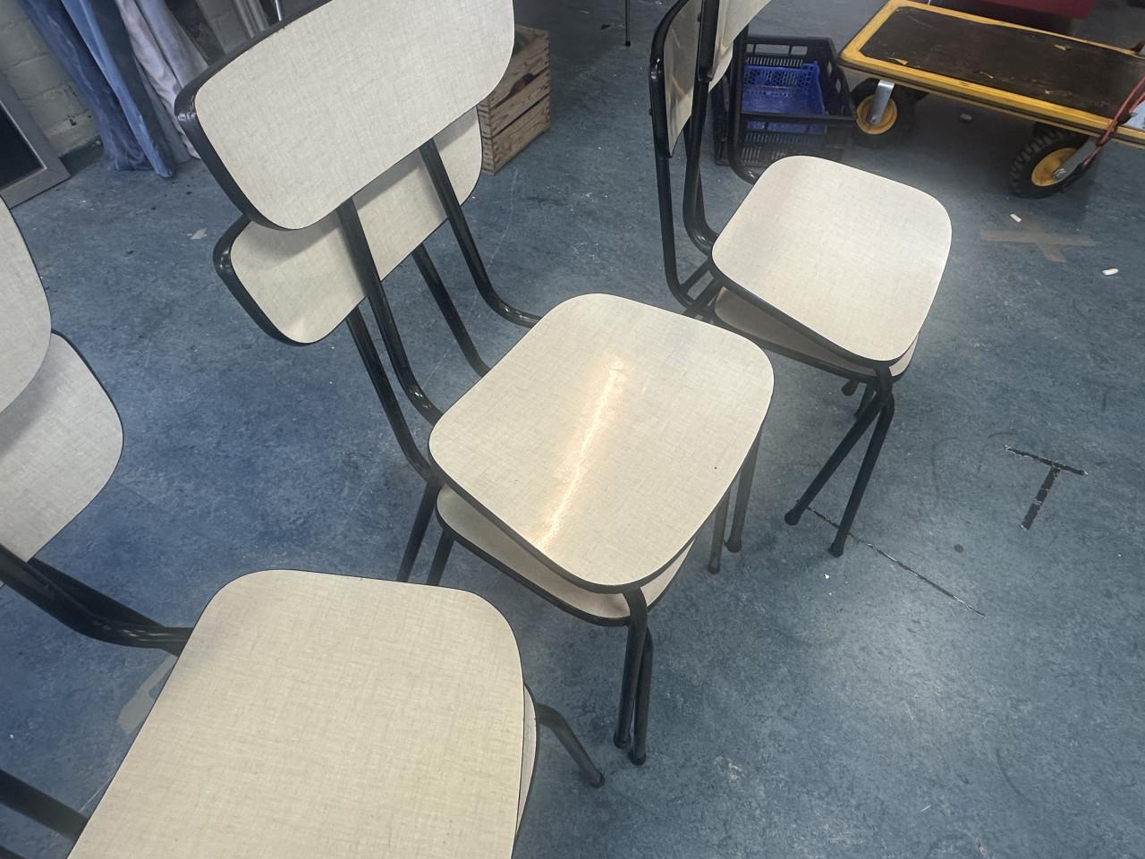 Leuke authentieke formica schooltafels en stoelen voor hippe luitjes