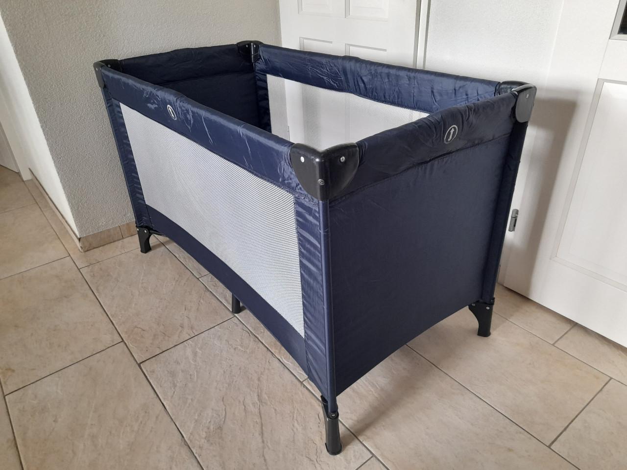 Campingbedje met eventueel extra wit matras (in goede staat )