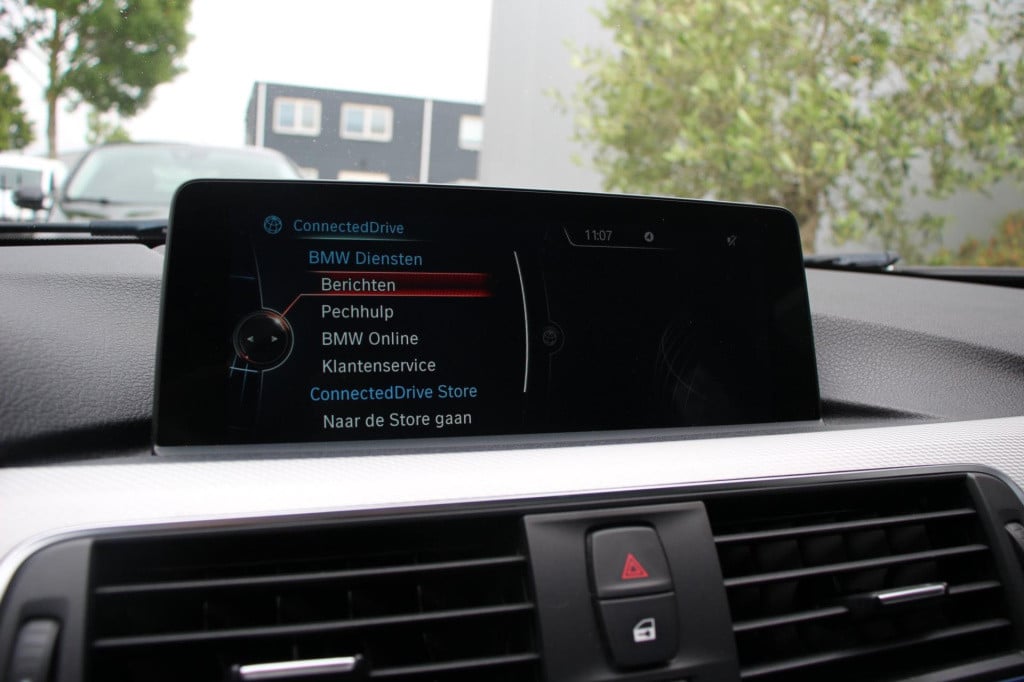 BMW 3-serie touring 318i m sport edition aut. - navi groot - adap led - pdc