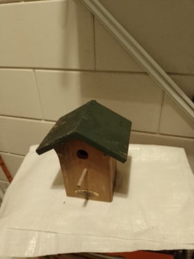 Groote doos met nestkastjes en voeder huis