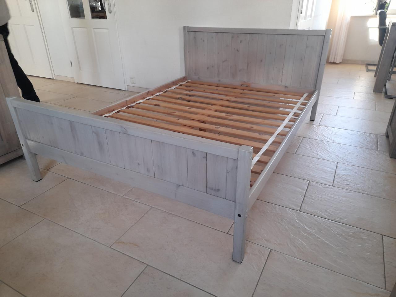 Massief houten bed 140 x 190 (in goede staat )