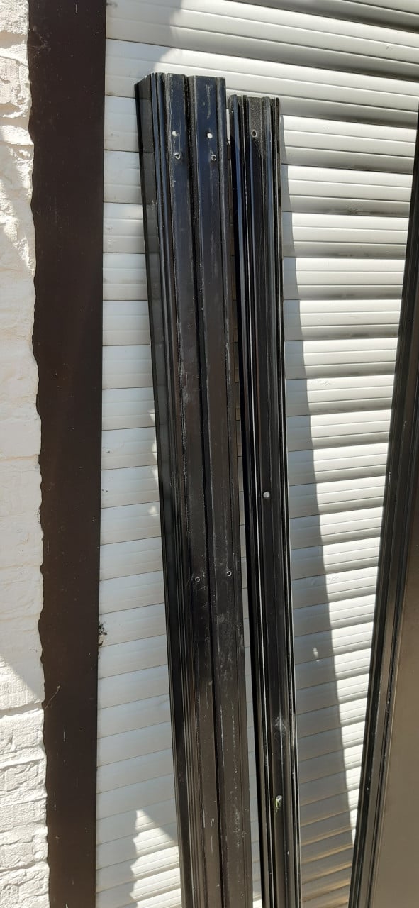 Twee kast schuifdeuren.