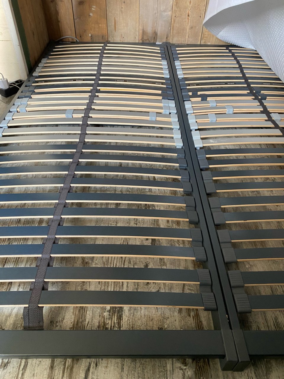 Mooi robuust masief houten bed 160x200