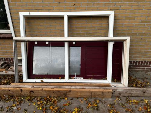 Te koop; kunststof buitendeur met kozijn