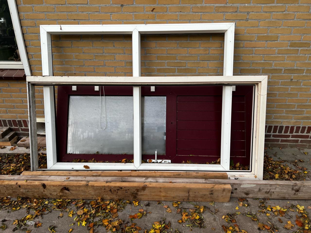 Te koop; kunststof buitendeur met kozijn