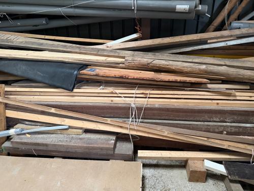 Grote partij hout, palen,  planken, hardhouten palen