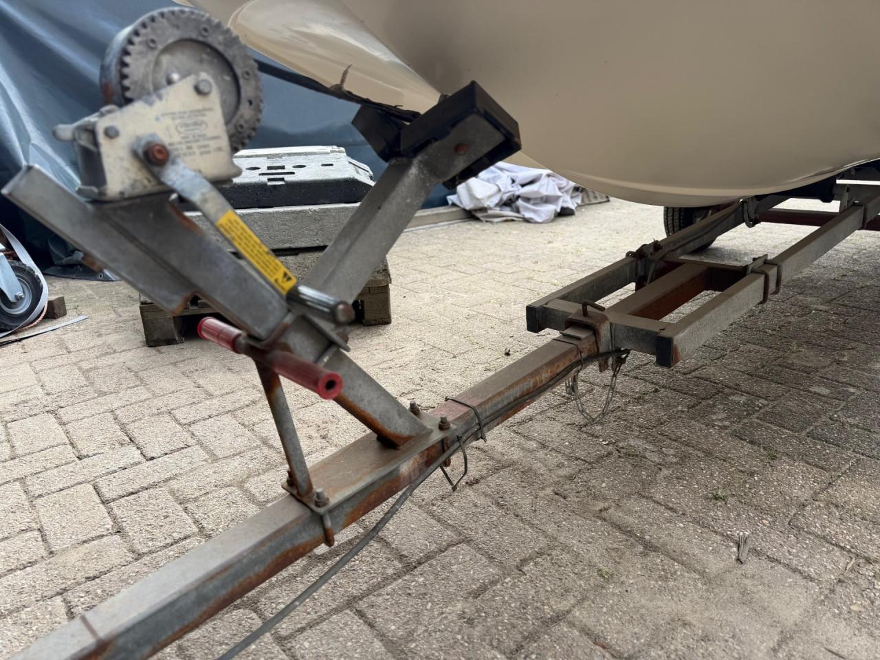 Boston Whaler 13 met Mariner 25pk 4takt buitenboordmotor.