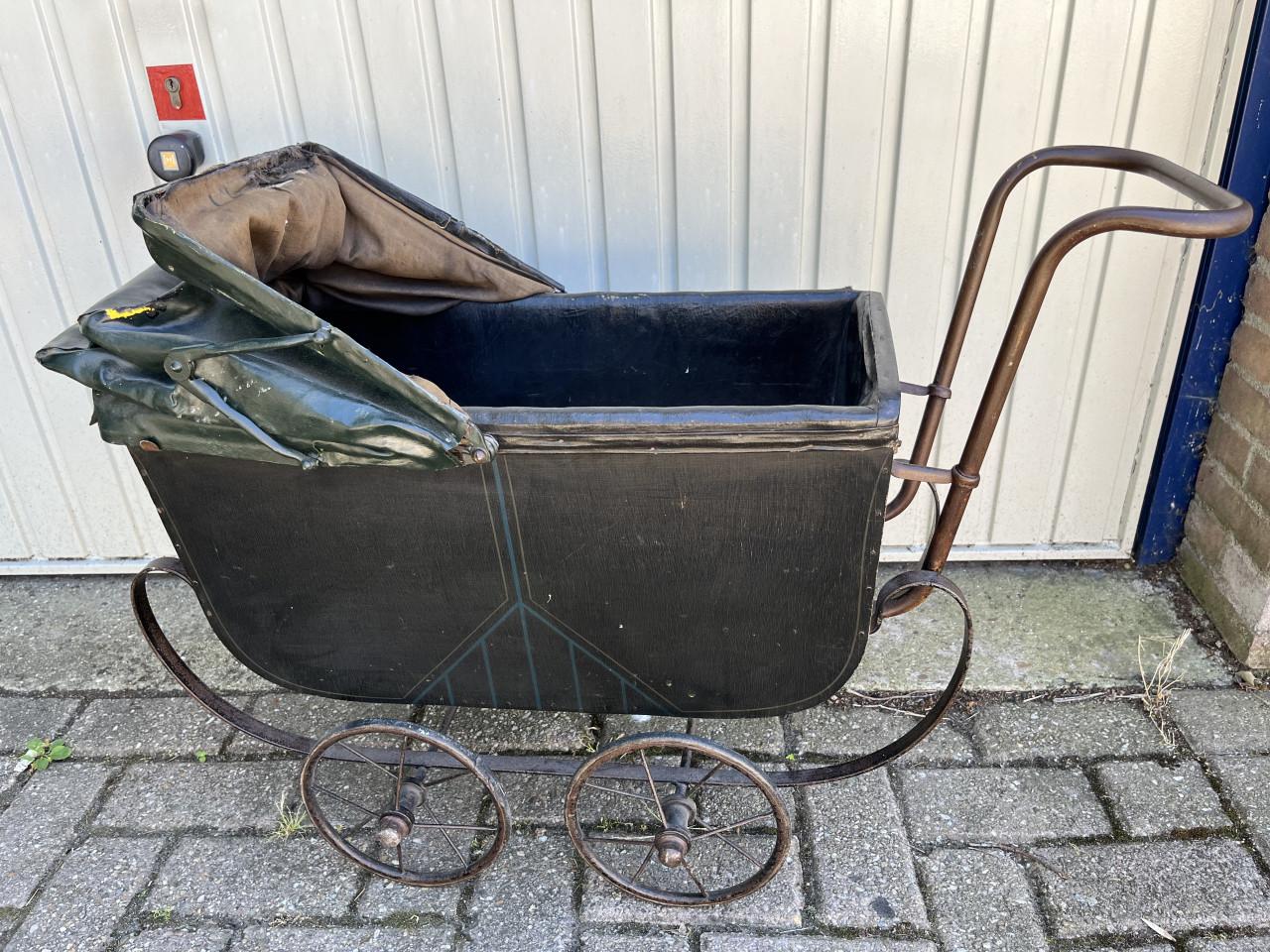 Antieke Poppenwagen