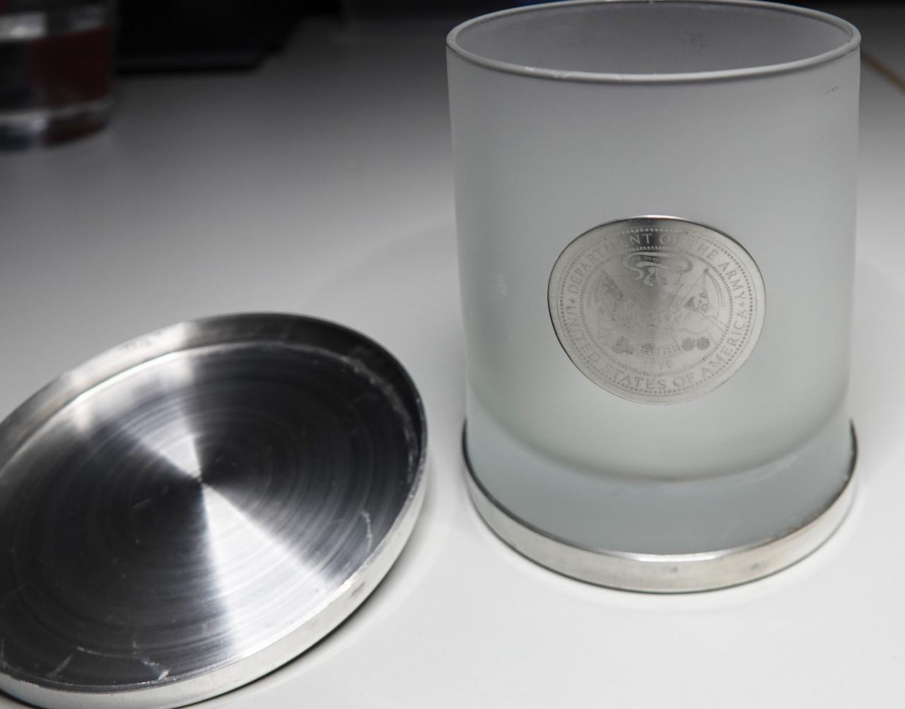 Glas met tin kaarsenhouder Dept of the Army US of America