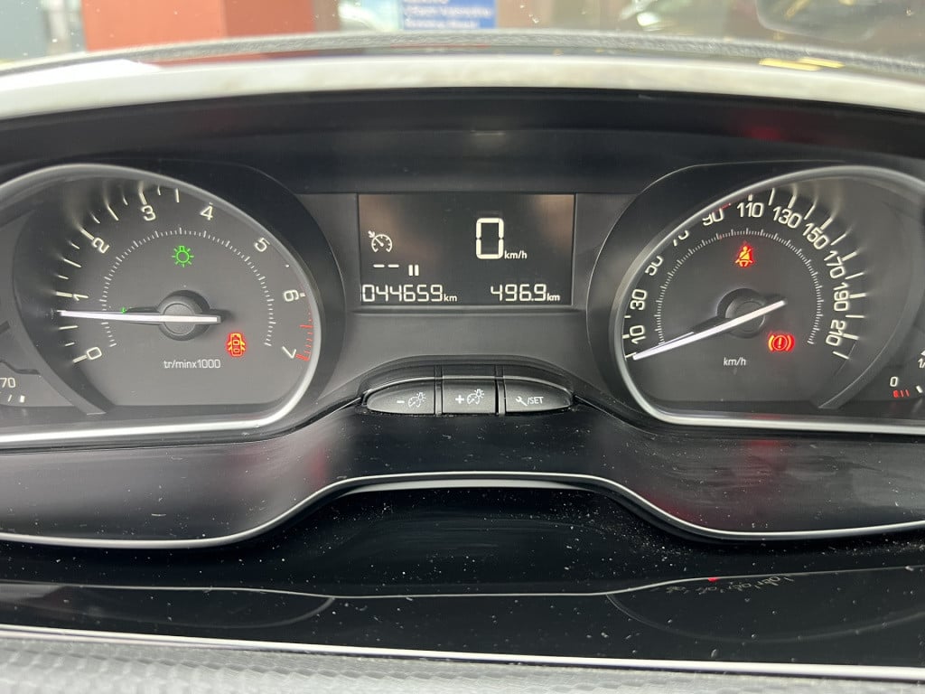 Peugeot 2008 1.2 puretech blue lion | trekhaak | navigatie