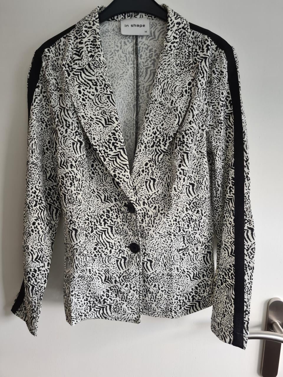 Stijlvol zwart-wit colbertje van het merk In Shape in maat M.