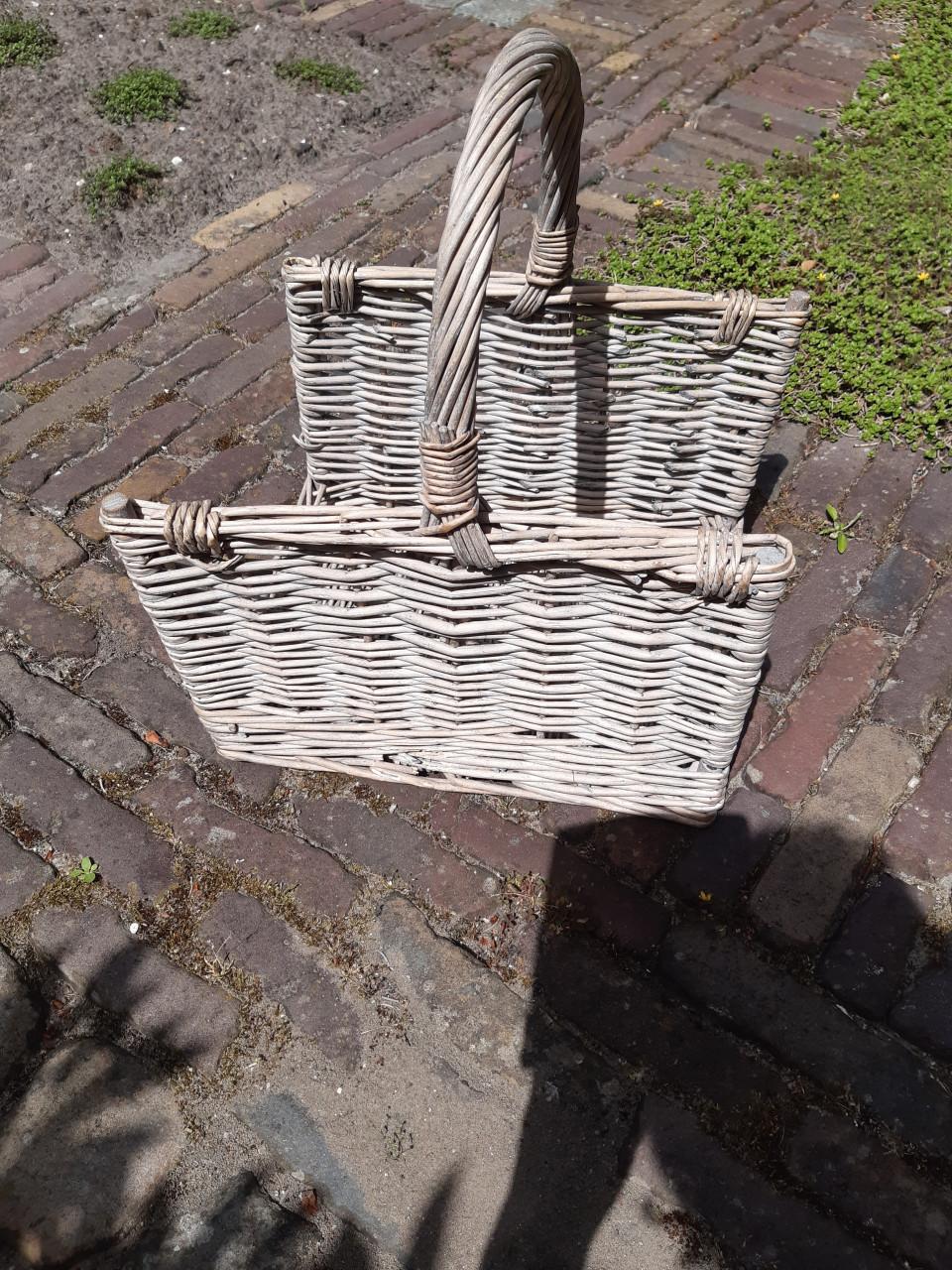 Rieten tijdschriften mand
