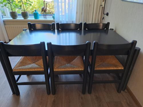 Eettafel+6 stoelen gratis afhalen vanaf 20 augustus.