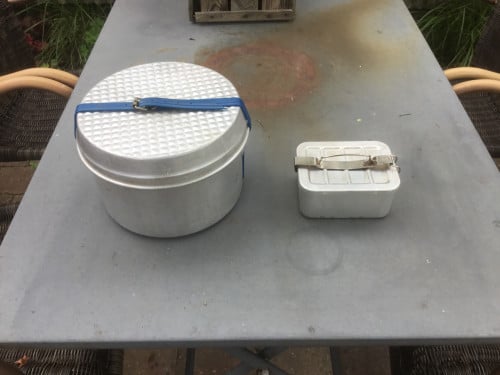 Kampeerspullen, grondpennen en aluminium kookgerei