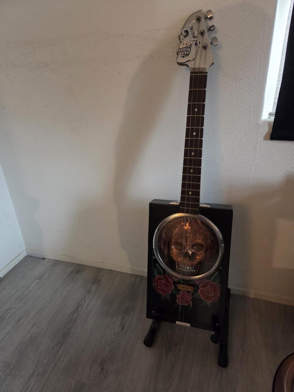 Custom made cigar box met schedel (messing) en rozen