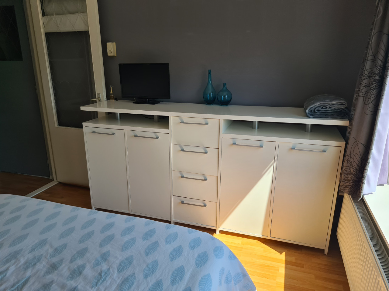 Mooi groot dressoir (bieden) z.s.m. weg