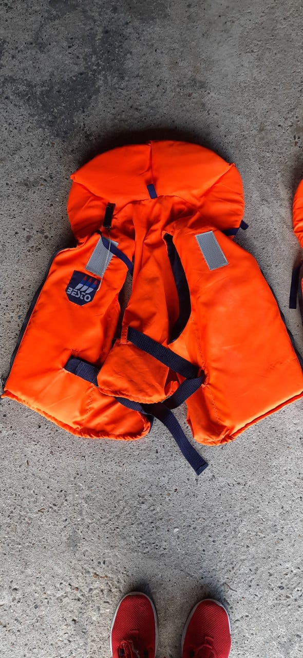 Zwemvest/reddingsvest 2 stuks merk besto maat XL 70 kilo plus